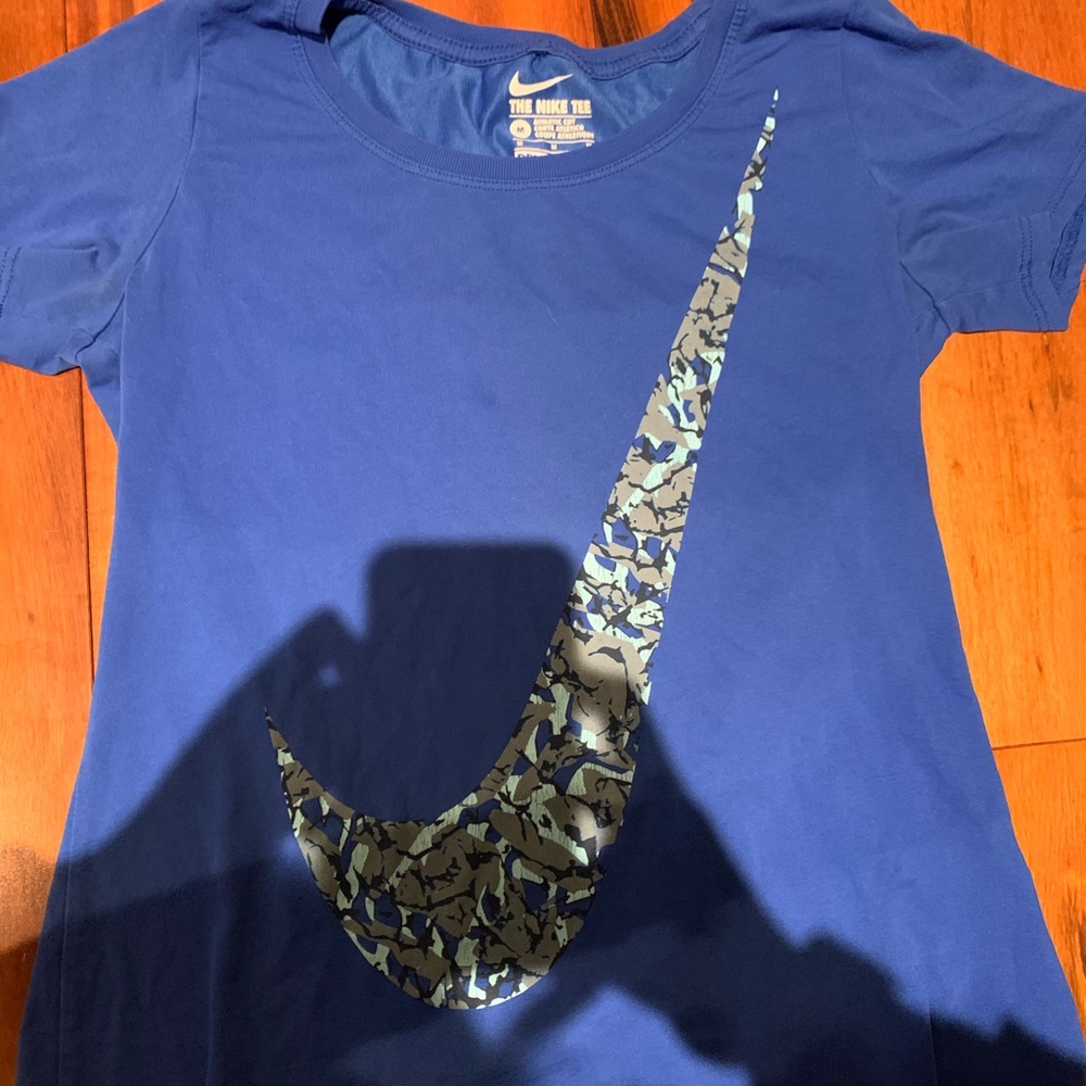 never worn, nike women’s workout tee